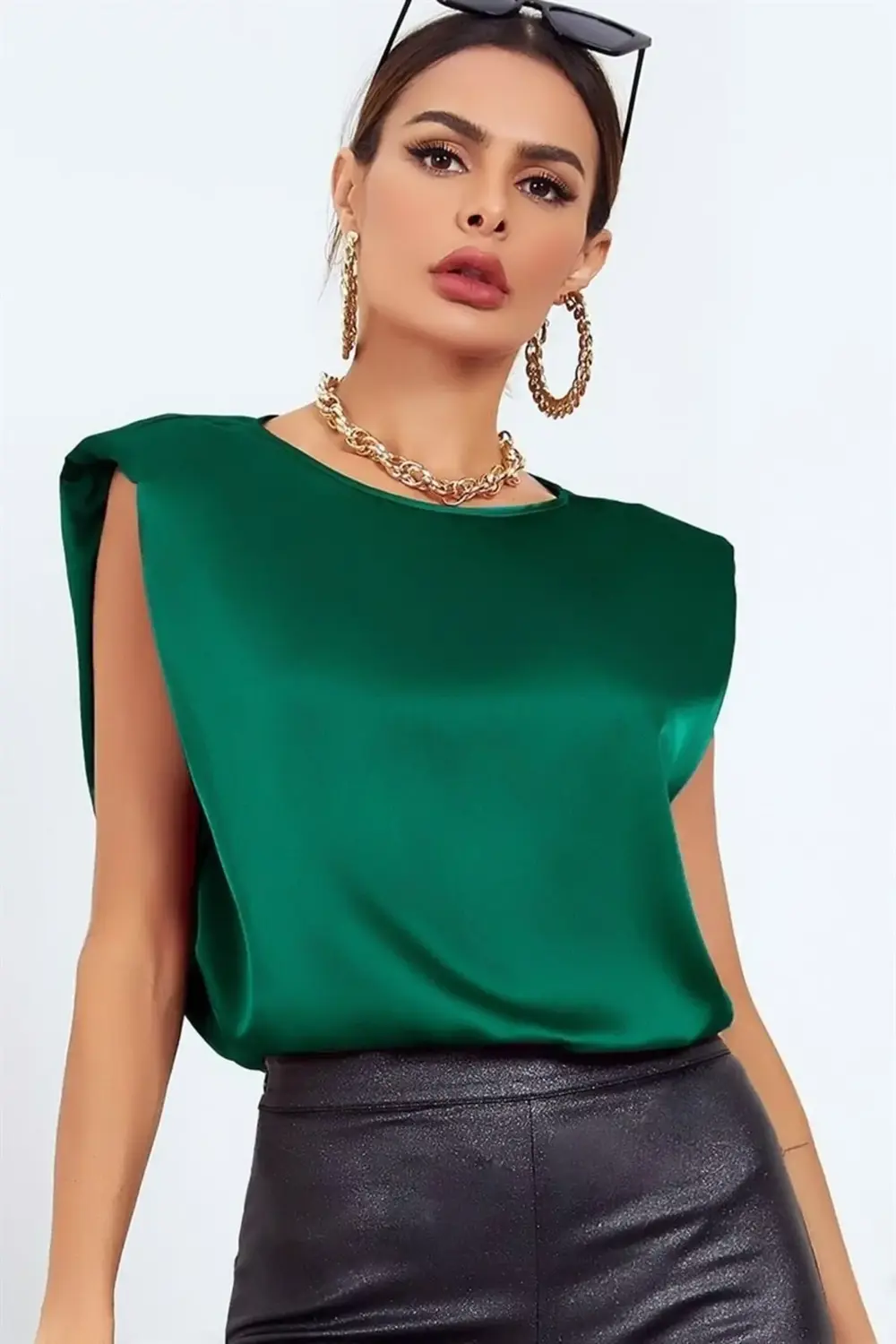 Yuvarlak Yaka Kolsuz Vatkalı Rahat Kesim Düğmeli Şık Ve Cool Sate