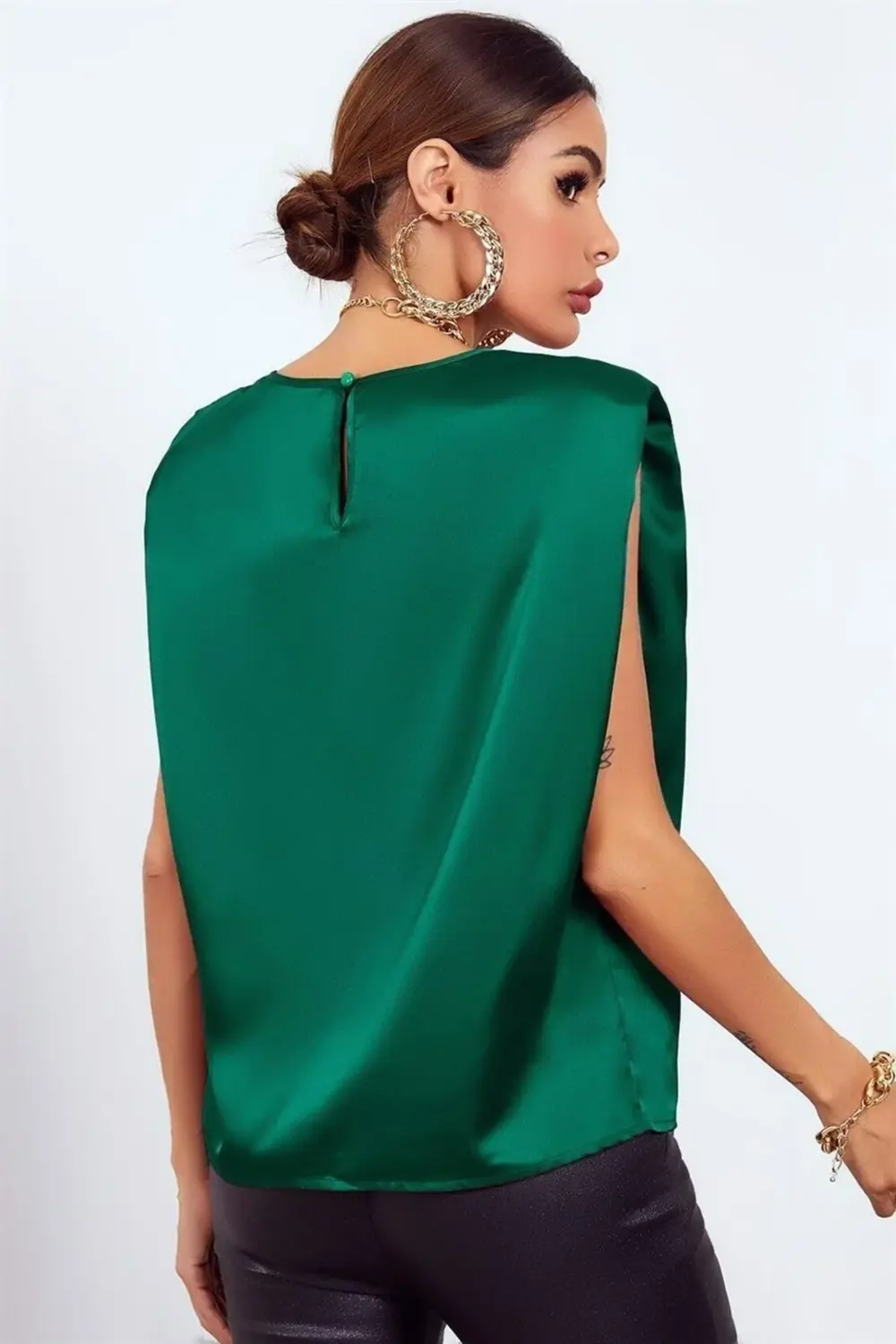 Yuvarlak Yaka Kolsuz Vatkalı Rahat Kesim Düğmeli Şık Ve Cool Sate