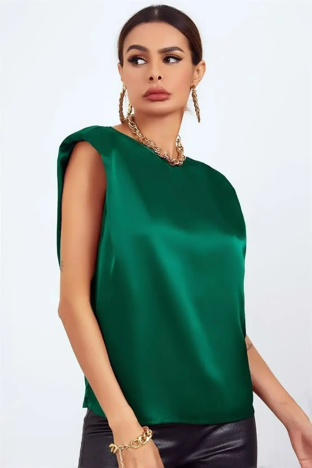 Yuvarlak Yaka Kolsuz Vatkalı Rahat Kesim Düğmeli Şık Ve Cool Sate