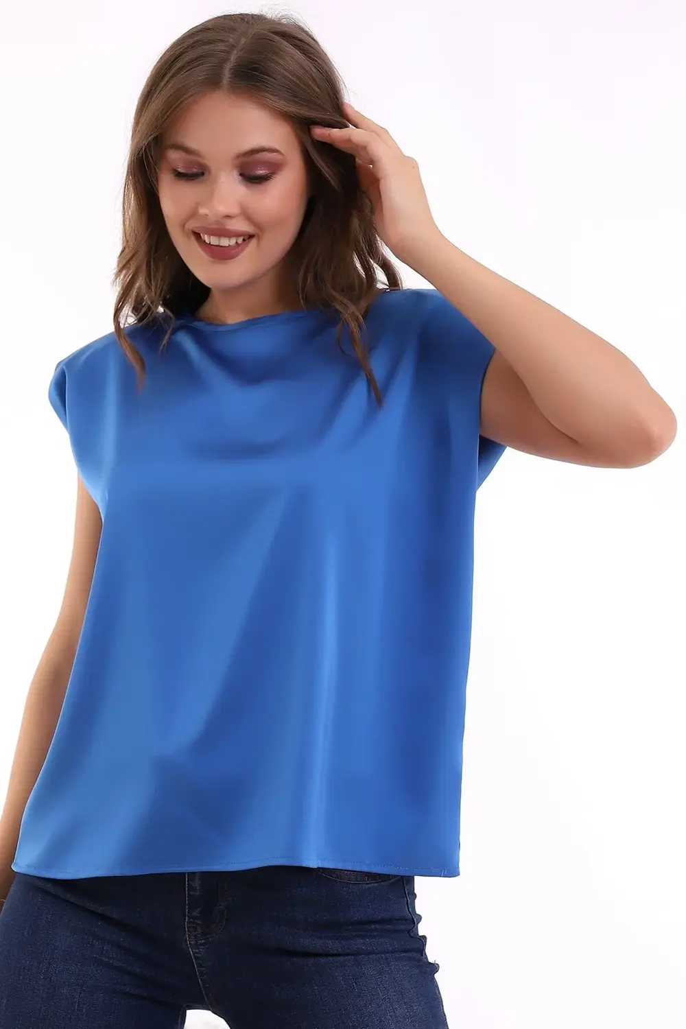 Yuvarlak Yaka Kolsuz Vatkalı Rahat Kesim Düğmeli Şık Ve Cool Sate