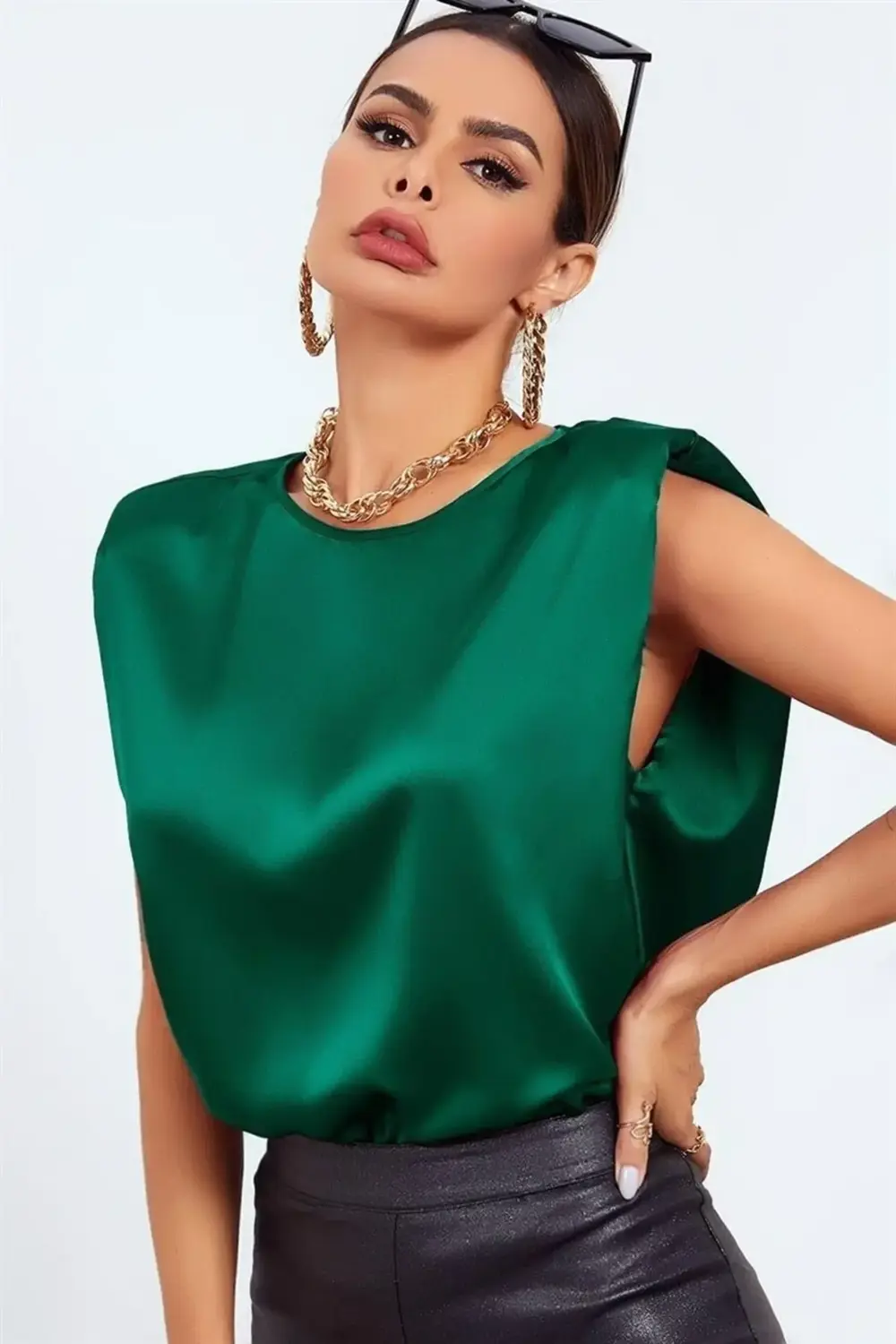 Yuvarlak Yaka Kolsuz Vatkalı Rahat Kesim Düğmeli Şık Ve Cool Sate