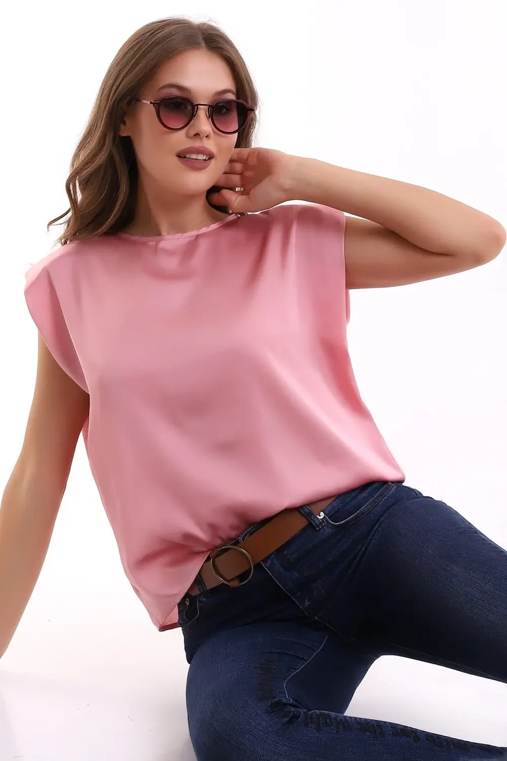 Yuvarlak Yaka Kolsuz Vatkalı Rahat Kesim Düğmeli Şık Ve Cool Sate