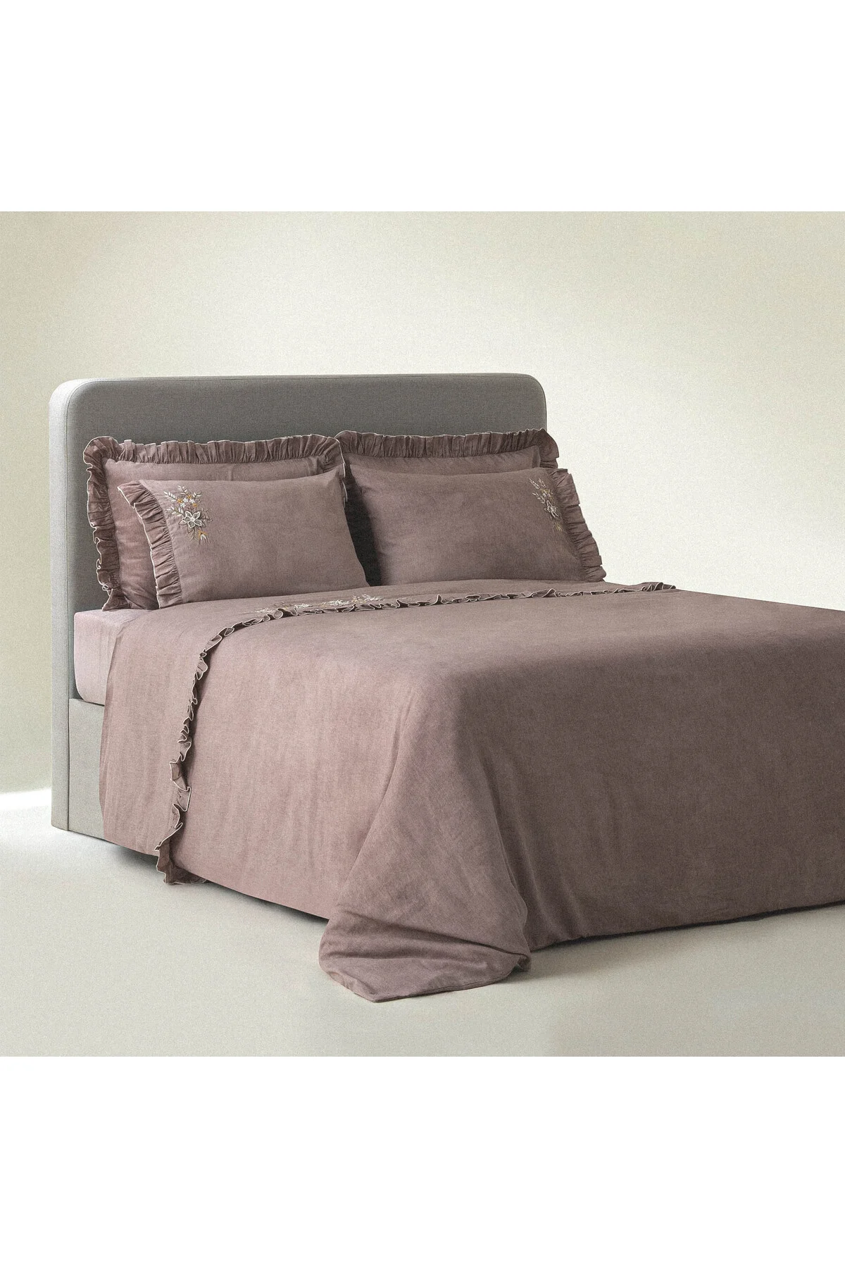Zaira Çift Kişilik Nevresim Takımı %100 Organik Pamuk Saten El Nakışlı Pudra 200x220 Cm Zaira Çift Kişilik Nevresim Takımı %100 Organik Pamuk Saten El Nakışlı Pudra 200x220 Cm