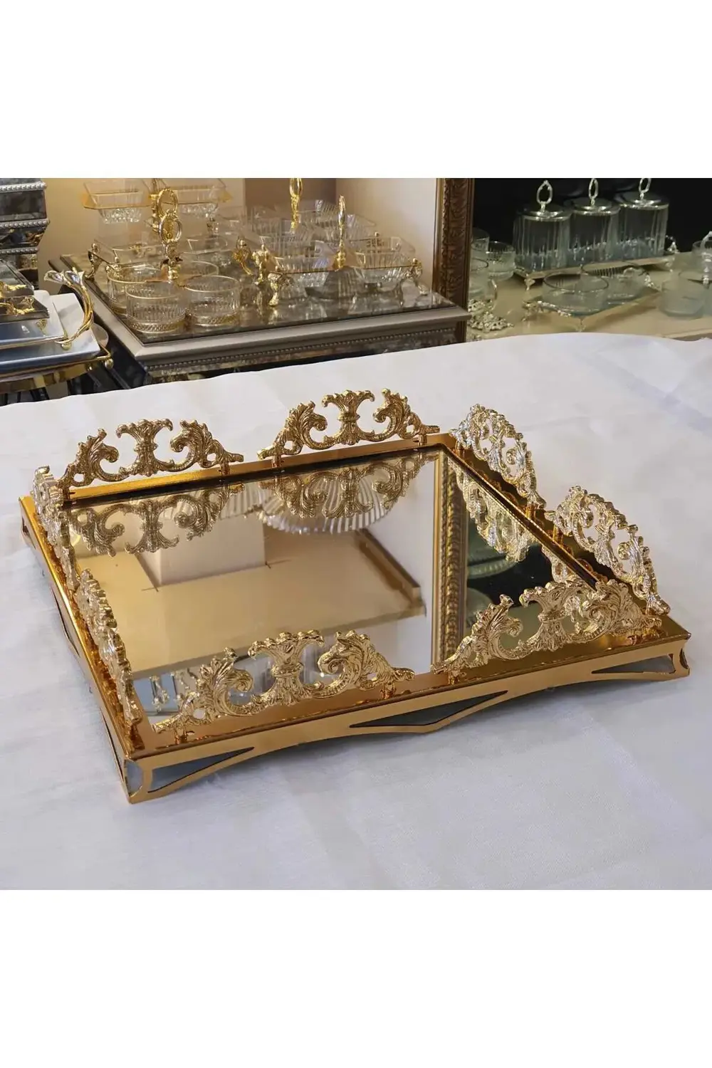 Zarif İşlemeli Klasik Kulplu Prinç Tepsi 37x37 cm