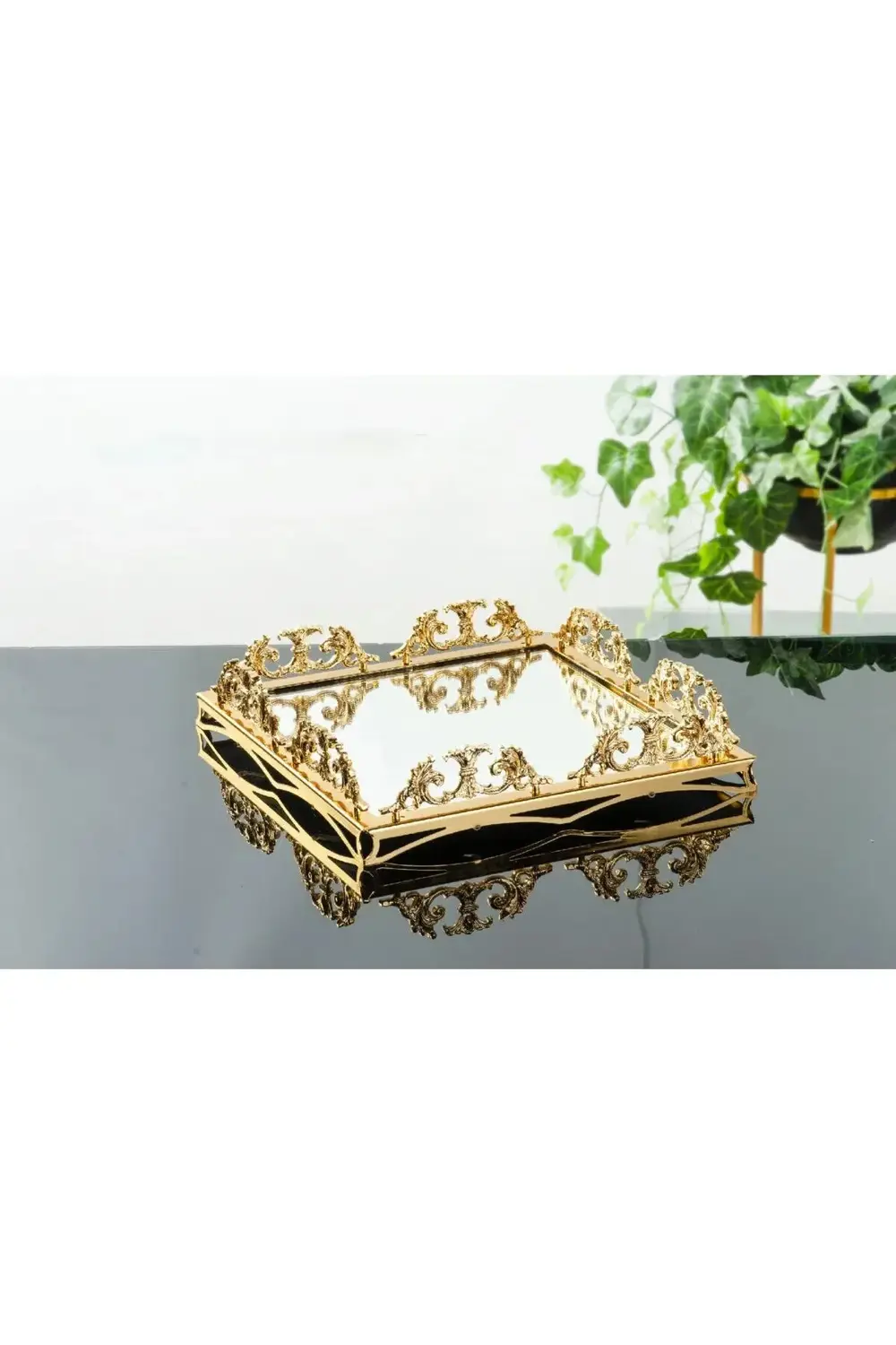 Zarif İşlemeli Klasik Kulplu Prinç Tepsi 37x37 cm