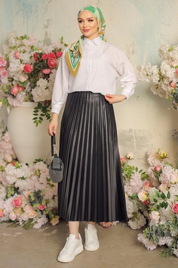 Zarif Ve Modern Pileli Parlak Krep Gizli Lastikli Siyah Etek Zarif Ve Modern Pileli Parlak Krep Gizli Lastikli Siyah Etek