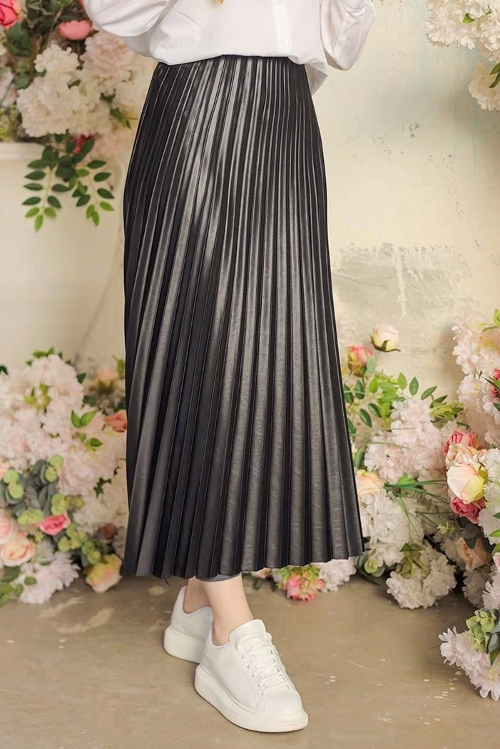 Zarif Ve Modern Pileli Parlak Krep Gizli Lastikli Siyah Etek Zarif Ve Modern Pileli Parlak Krep Gizli Lastikli Siyah Etek