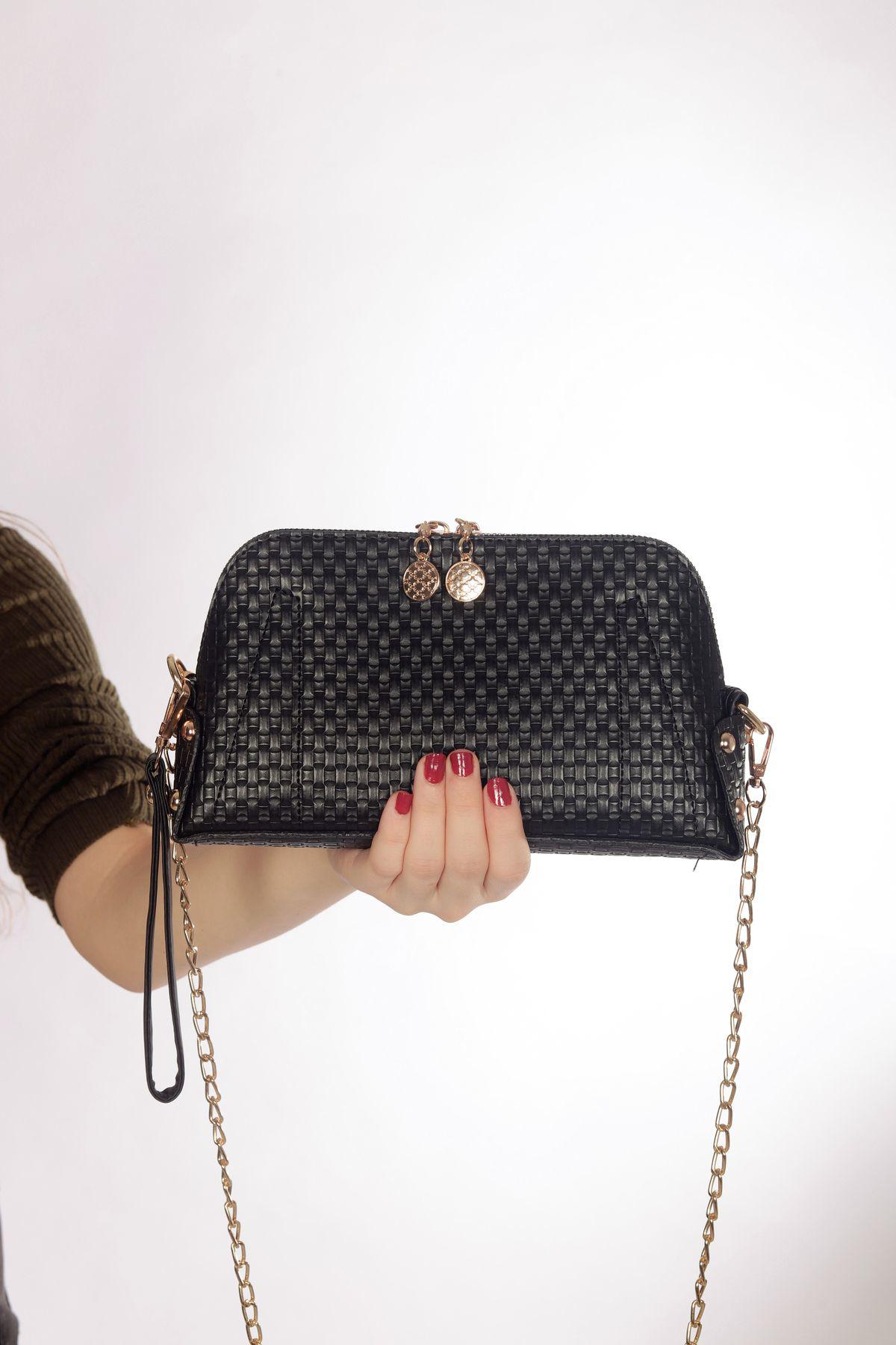 Zincir Askılı Çanta Siyah Kabartmalı Desenli