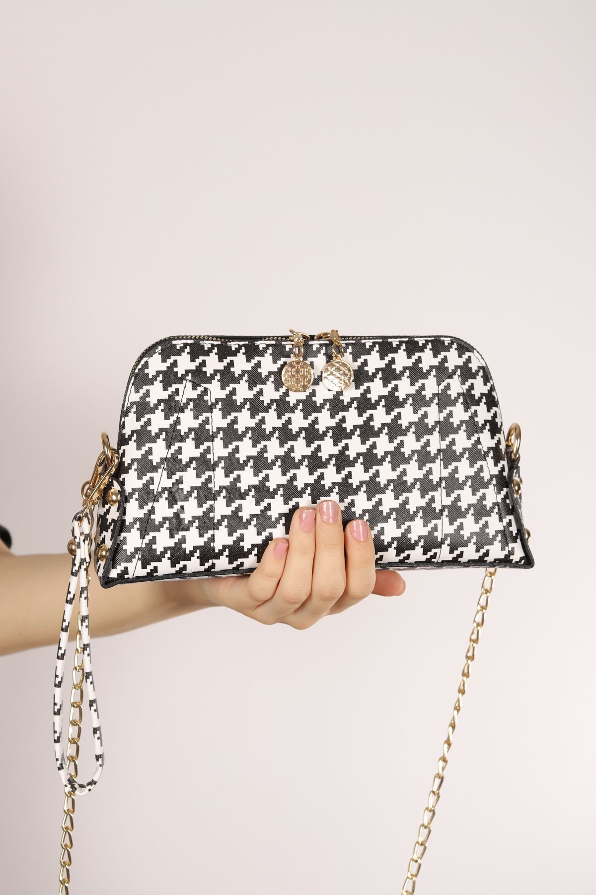 Zincir Askılı Çanta Siyah Beyaz Desenli