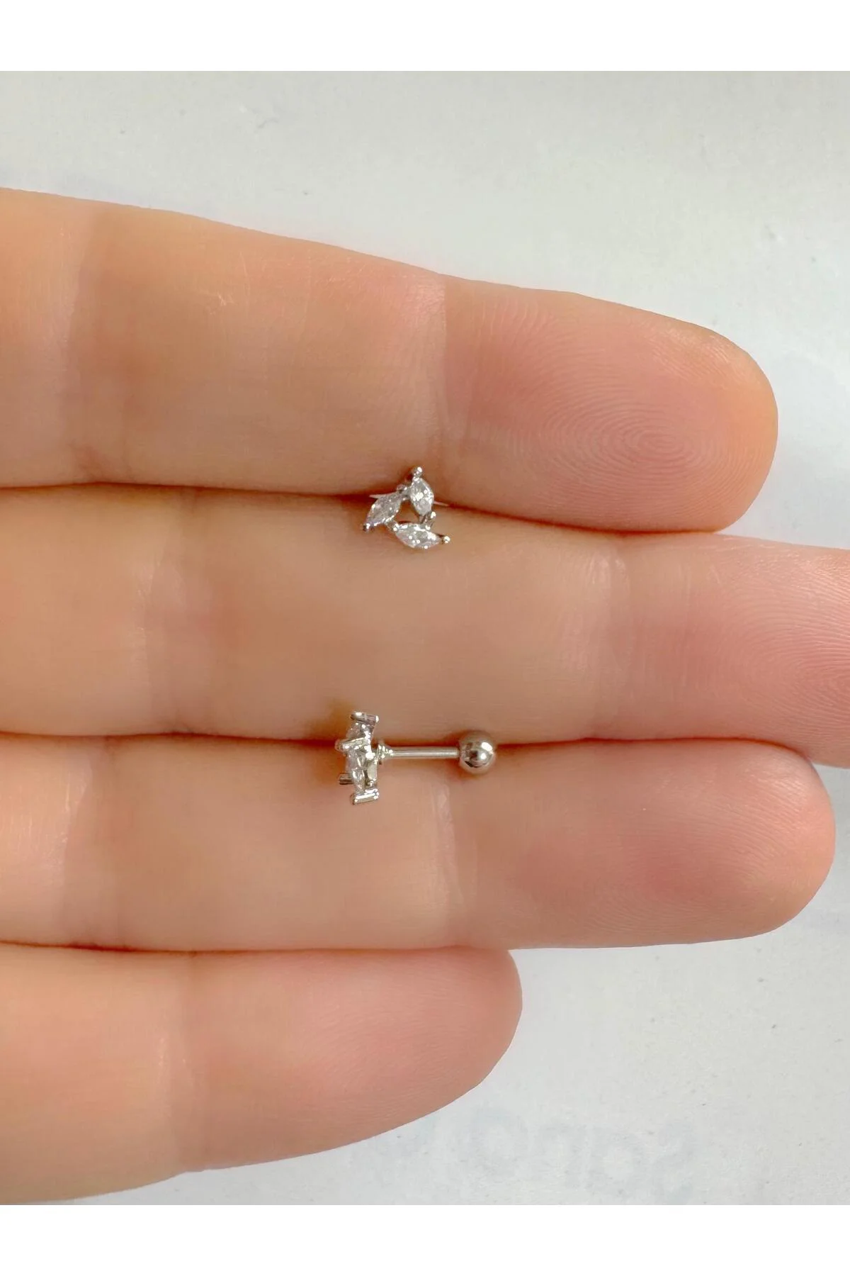 zirkon BAGET taşlı zarif 1 ADET  tragus helix kulak memesi kıkırdak uyumlu piercing küpe