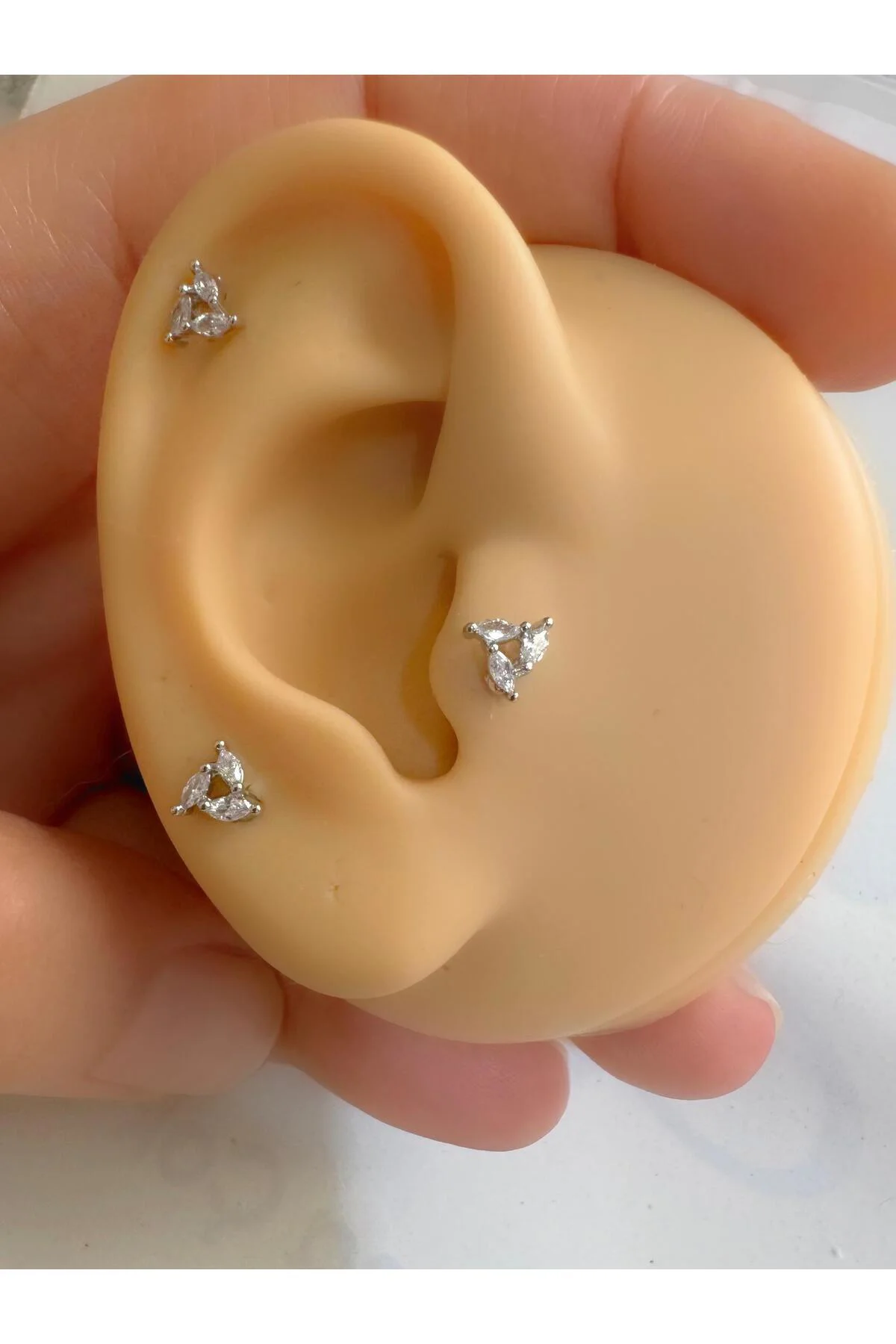 zirkon BAGET taşlı zarif 1 ADET  tragus helix kulak memesi kıkırdak uyumlu piercing küpe