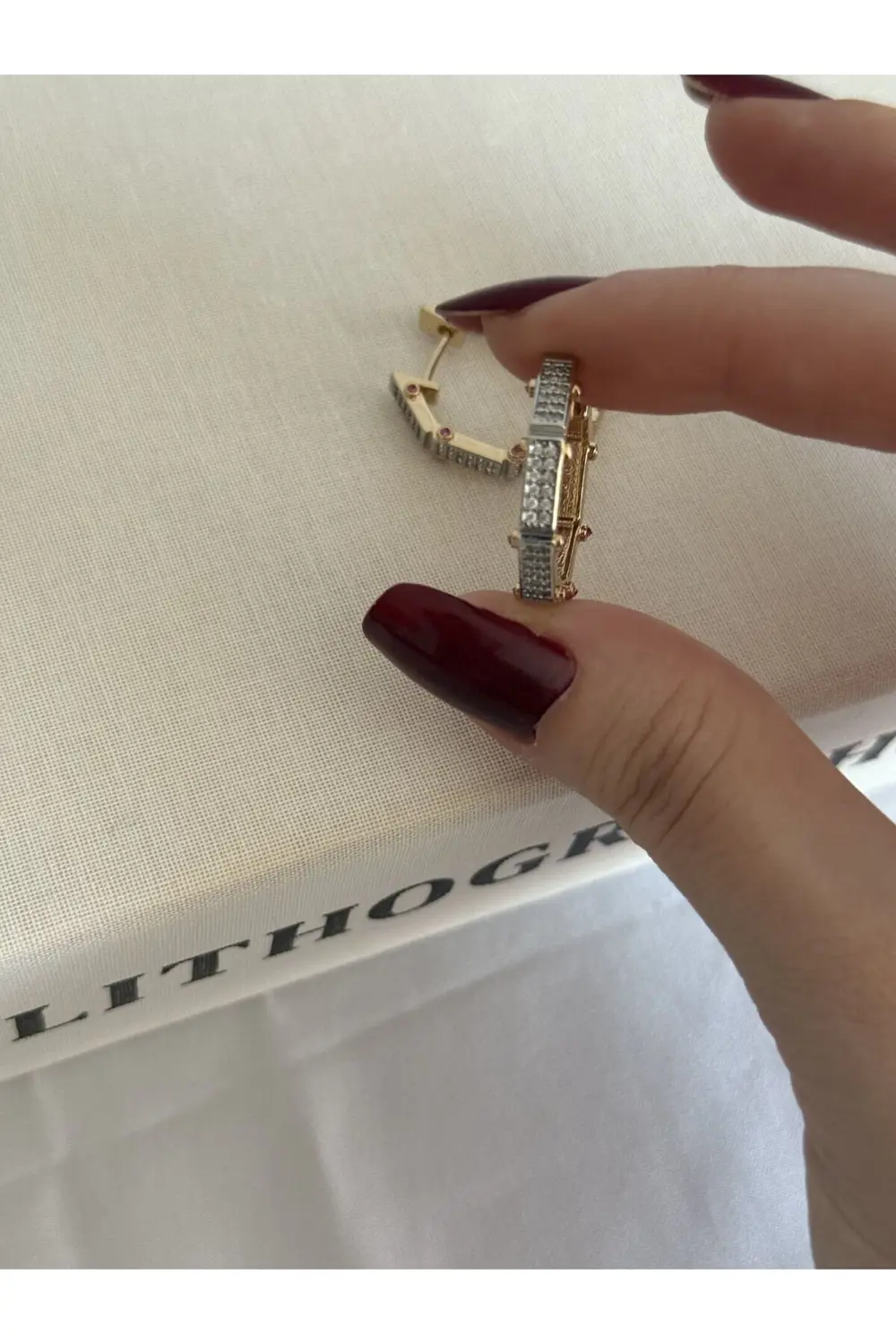 Atelier Emine Zirkon Detay Çokgen Küpe