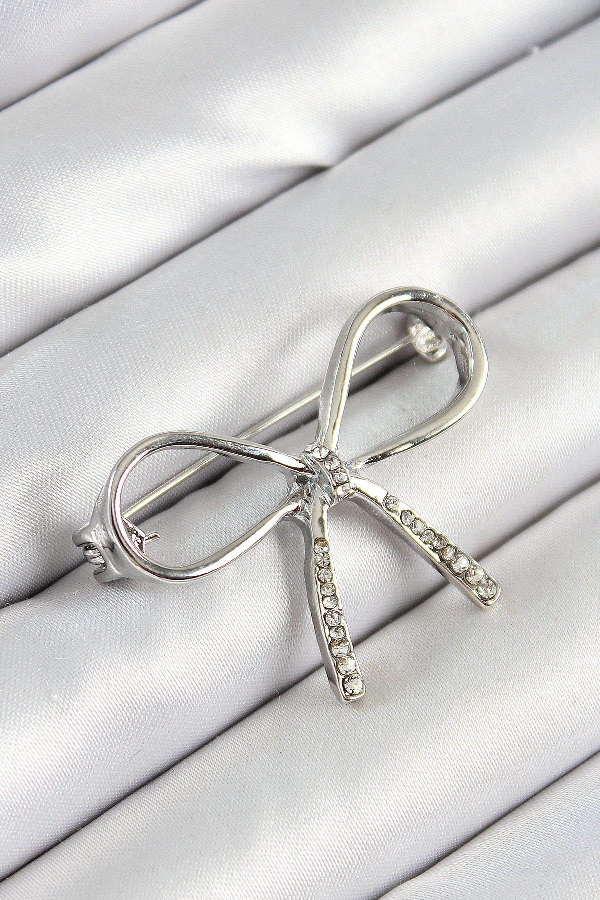 Stillove Zirkon Taş Detaylı Fiyonk Figürlü Gümüş Renk Kadın Broş Sl12078