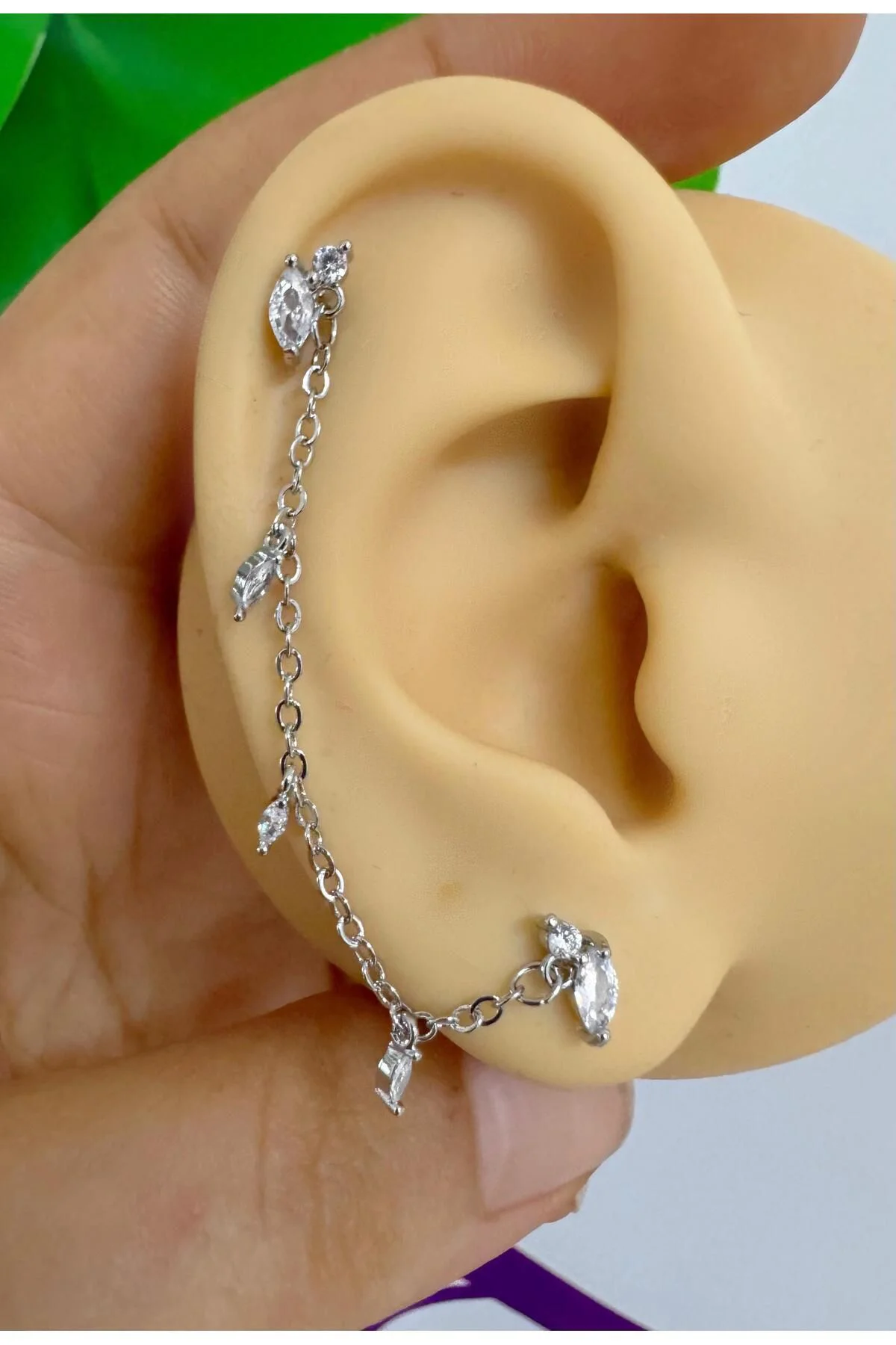 Zirkon taşlı 1 adet zincir bağlantılı ikili kıkırdak kulak memesi uyumlu piercing küpe