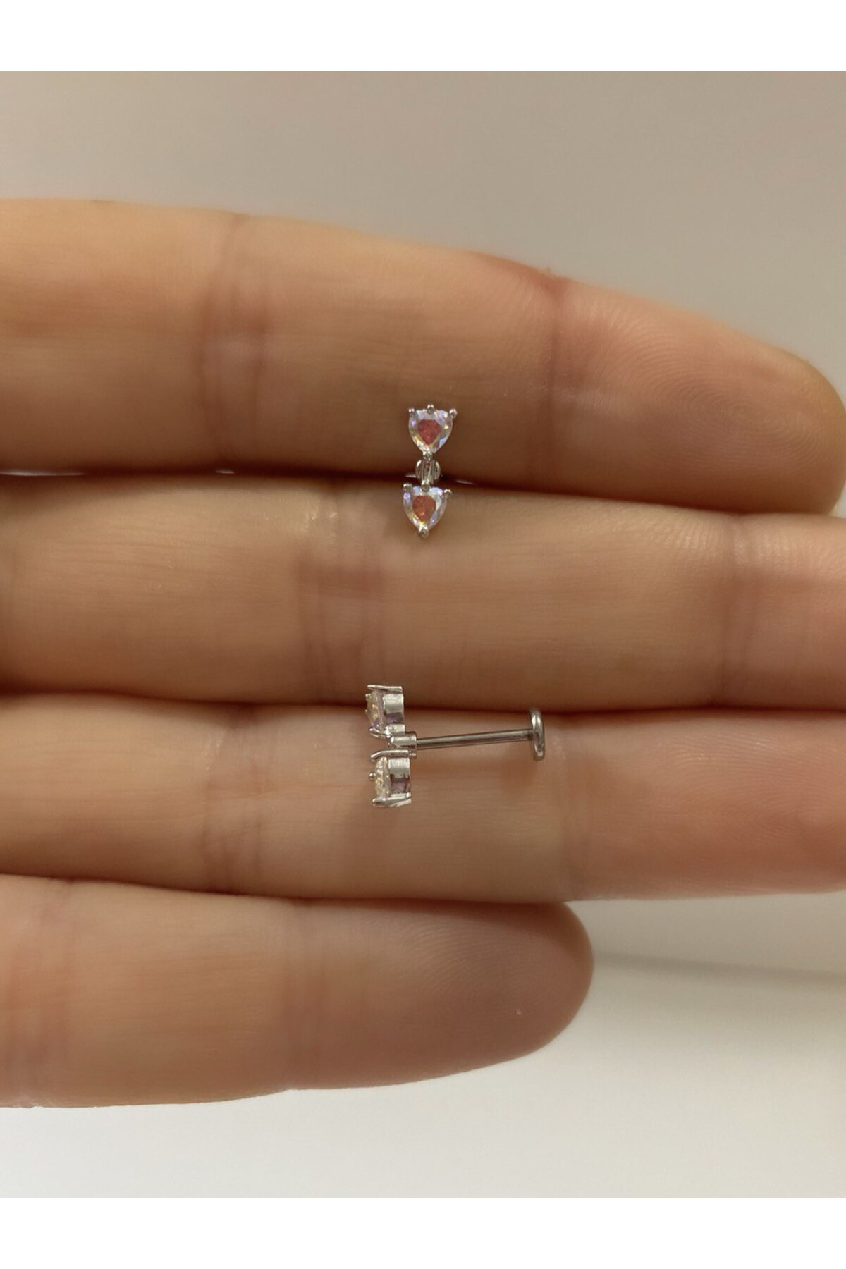 zirkon taşlı arkası düz önden vidalı takmalı tragus kıkırdak conch lobe uyumlu 1 adet piercing küpe