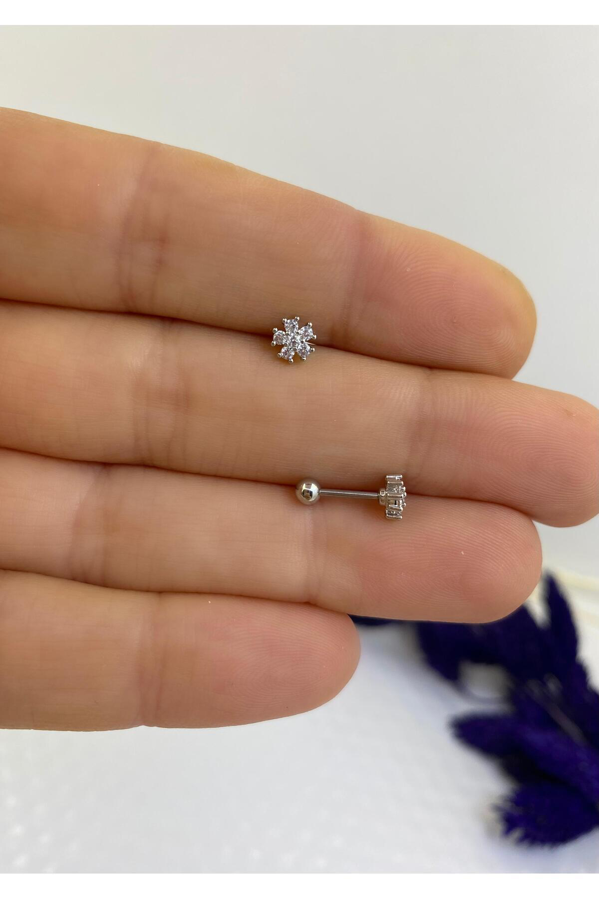 ZİRKON TAŞLI ÇİÇEK MİNİMAL TRAGUS HELİX KIKIRDAK KULAK MEMESİ UYUMLU 1 ADET PİERCİNG KÜPE