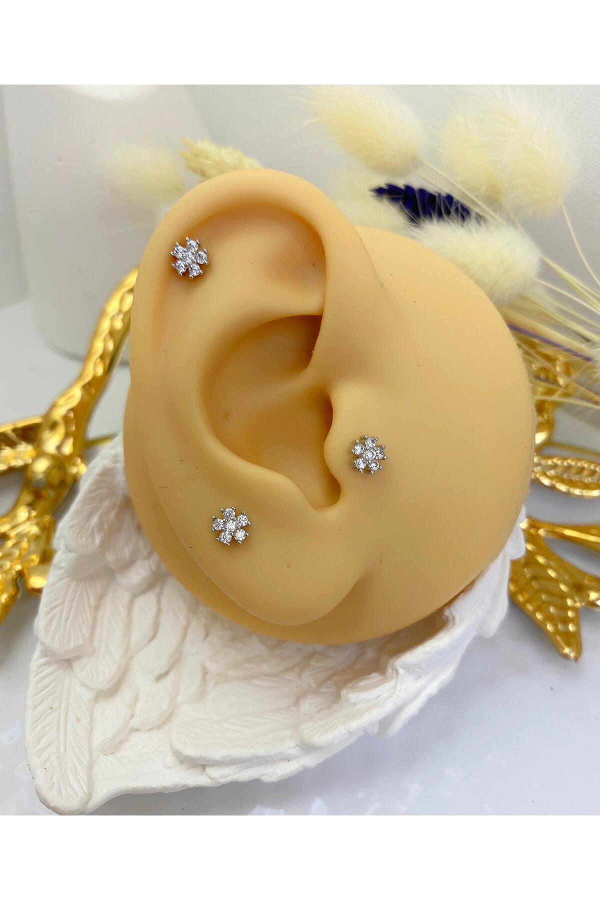 ZİRKON TAŞLI ÇİÇEK MİNİMAL TRAGUS HELİX KIKIRDAK KULAK MEMESİ UYUMLU 1 ADET PİERCİNG KÜPE