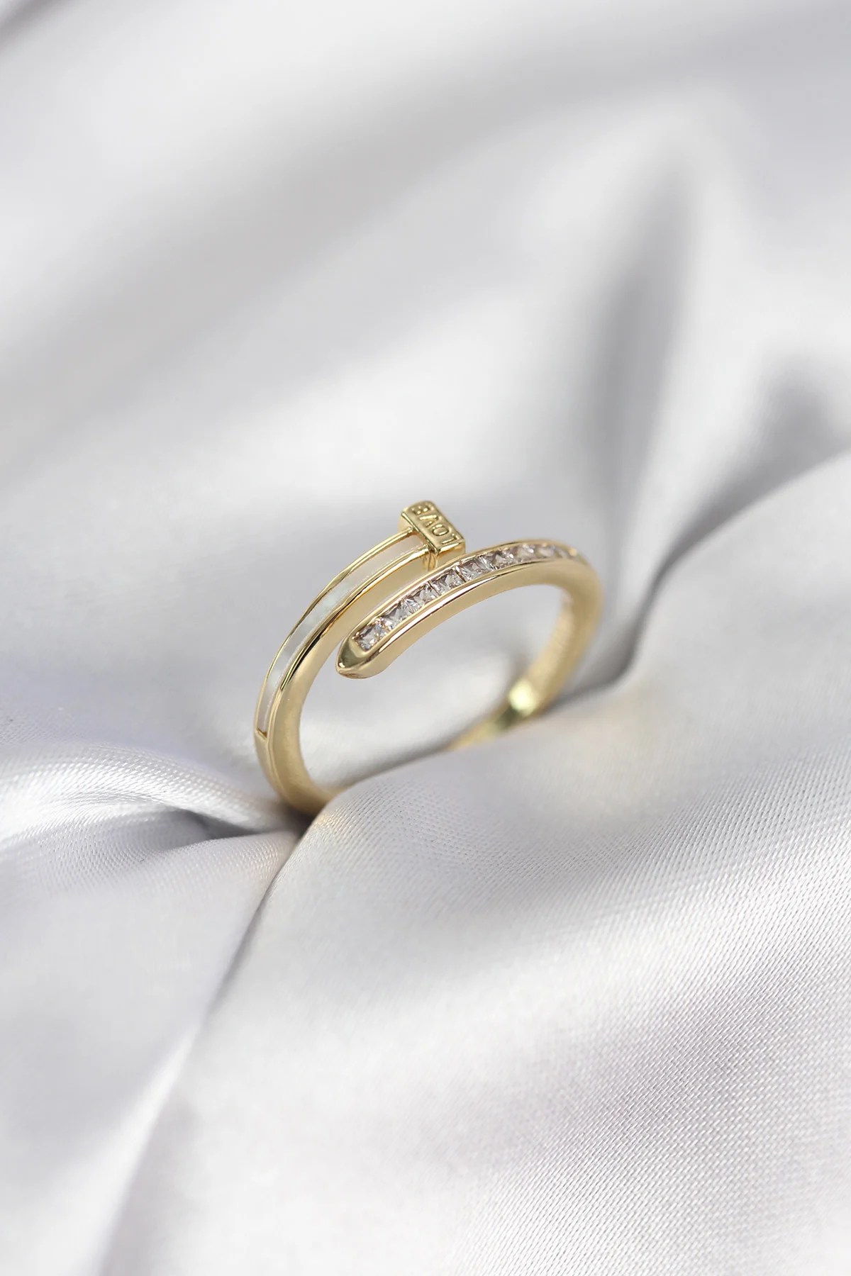 Zirkon Taşlı Gold Renk Yassı Çivi Model Kadın Yüzük 5886