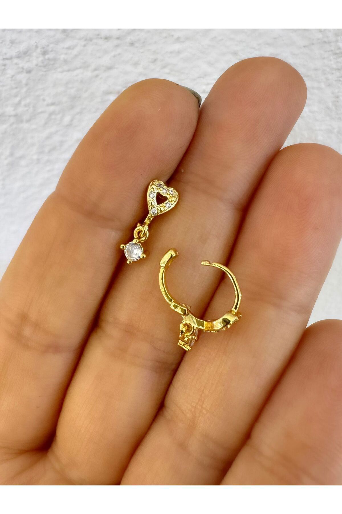 zirkon taşlı kalpli 1 adet helix lobe uyumlu piercing küpe (8 mm halka çapı )