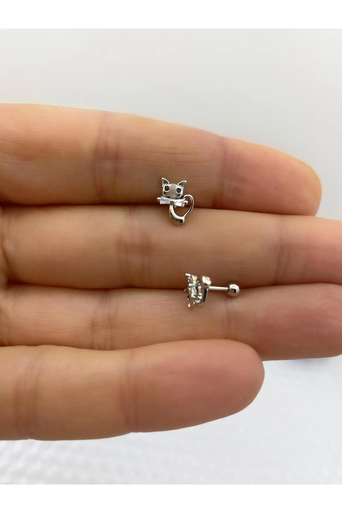 ZİRKON TAŞLI KEDİ FİGÜRLÜ TRAGUS KIKIRDAK KULAK MEMESİ HELİX UYUMLU PİERCİNG KÜPE