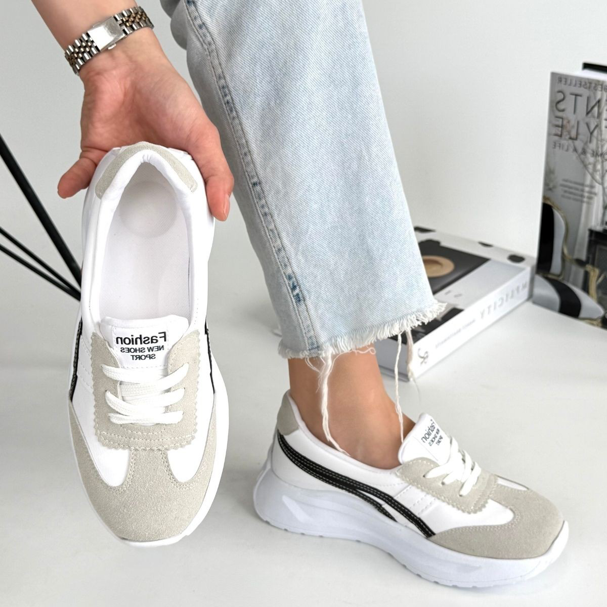 Zitta Beyaz Cilt Siyah Detaylı Spor Ayakkabı Zitta Beyaz Cilt Siyah Detaylı Spor Ayakkabı