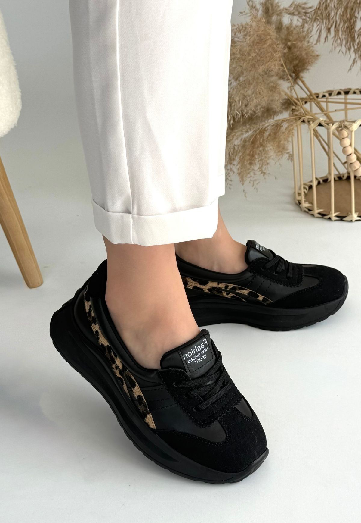Zitta Siyah Cilt Leopar Detaylı Spor Ayakkabı Zitta Siyah Cilt Leopar Detaylı Spor Ayakkabı